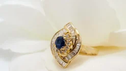Bague entourage or jaune, saphir et diamants baguettes
