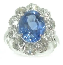 Bague entourage Saphir de Ceylan ovale et diamant