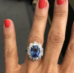 Bague entourage Saphir de Ceylan ovale et diamant
