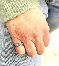 Bague entrelacée en or blanc, et diamants