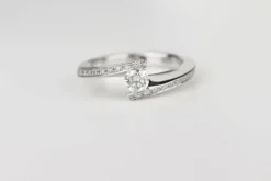 Bague entrelacée or blanc diamants