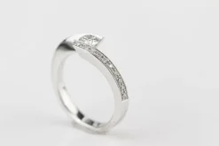 Bague entrelacée or blanc diamants