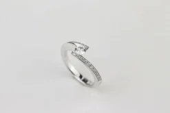 Bague entrelacée or blanc diamants