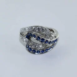 Bague entrelacée saphirs et diamants