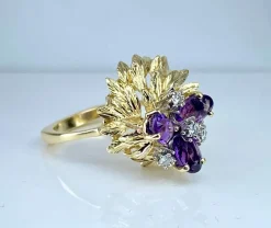 Bague et boucles d’oreilles en or 18 carats, améthystes et diamants