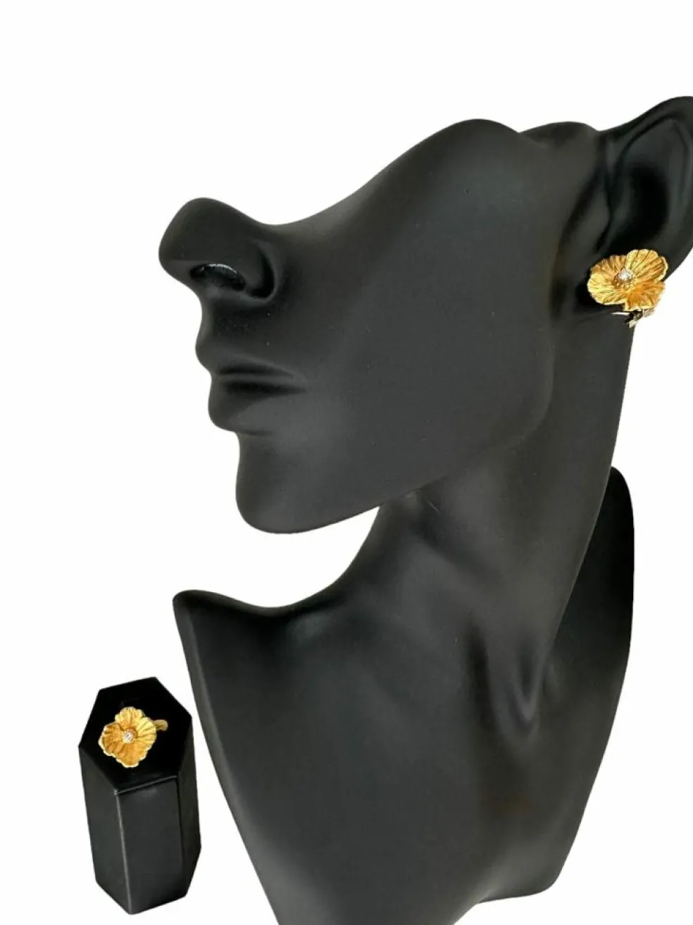 Bague et boucles d'oreilles fleur design en or jaune avec diamants