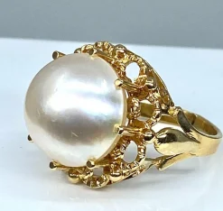 Bague et boucles d’oreilles or jaune et perles mabé