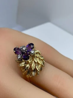 Bague et boucles d’oreilles en or 18 carats, améthystes et diamants