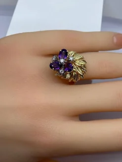 Bague et boucles d’oreilles en or 18 carats, améthystes et diamants