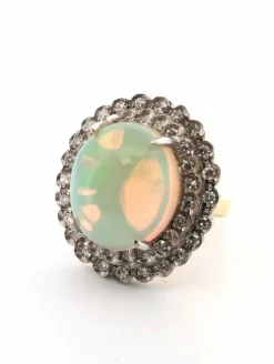 Bague exceptionnelle en or jaune avec opale Harlequin et diamants