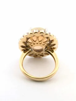 Bague exceptionnelle en or jaune avec opale Harlequin et diamants