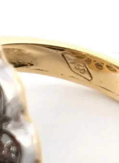 Bague exceptionnelle en or jaune avec opale Harlequin et diamants