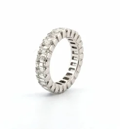 Bague exclusive en or blanc avec diamants taille baguette