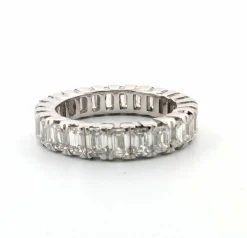 Bague exclusive en or blanc avec diamants taille baguette