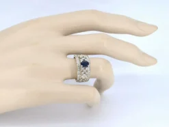 Bague exclusive en or sertie de diamants et d'un saphir