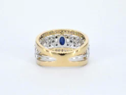 Bague exclusive en or sertie de diamants et d'un saphir