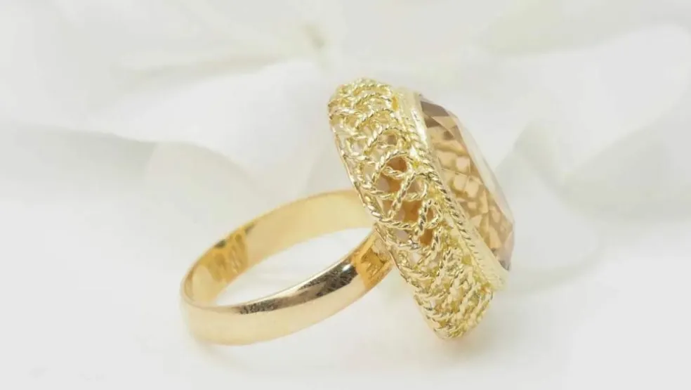 Bague filigranée en or jaune et citrine facettée
