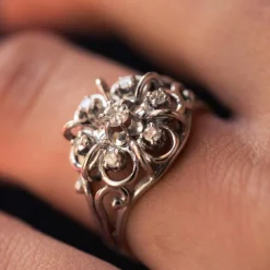 Bague fils d'or blanc et diamants