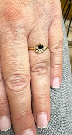 Bague fine 7 diamants et 1 saphir, or jaune