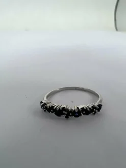 Bague fine demi alliance saphir bleu