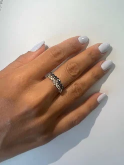 Bague fine demi alliance saphir bleu
