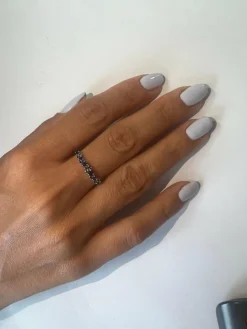 Bague fine demi alliance saphir bleu