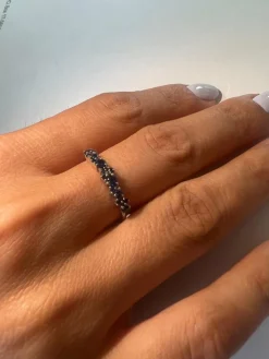 Bague fine demi alliance saphir bleu