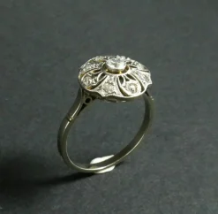 Bague fleur, diamants