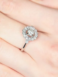 Bague fleur diamants or blanc
