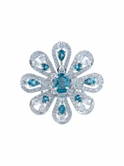 Bague fleur diamants, topazes, or blanc
