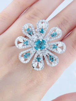 Bague fleur diamants, topazes, or blanc