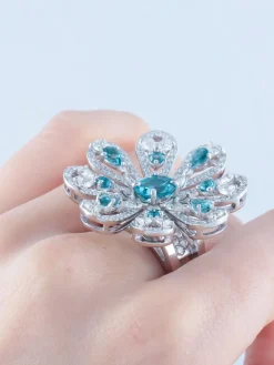 Bague fleur diamants, topazes, or blanc