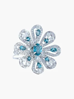 Bague fleur diamants, topazes, or blanc