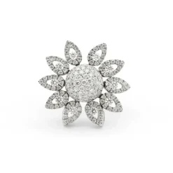 Bague fleur en or blanc avec diamants de 2,1 carats