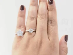 Bague fleur en or blanc et diamants
