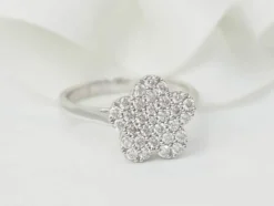 Bague fleur en or blanc et diamants