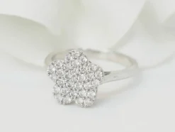 Bague fleur en or blanc et diamants