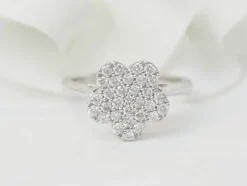 Bague fleur en or blanc et diamants