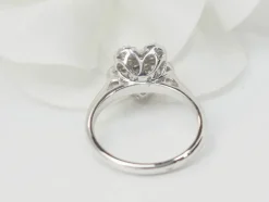 Bague fleur en or blanc et diamants