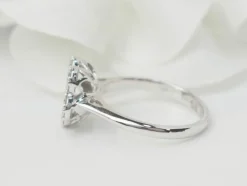 Bague fleur en or blanc et diamants