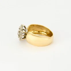 Bague fleur en or jaune et blanc avec des diamants
