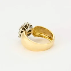Bague fleur en or jaune et blanc avec des diamants