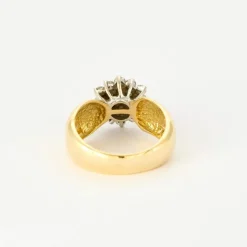 Bague fleur en or jaune et blanc avec des diamants
