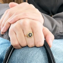 Bague fleur en or jaune, saphir et diamants