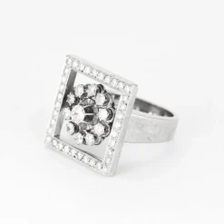 Bague fleur, or blanc et diamants