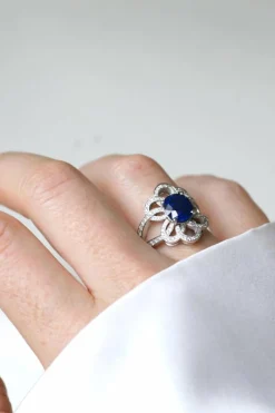 Bague Fleur or blanc, saphir de Ceylan 2.80 Cts, diamants
