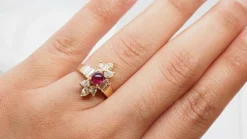 Bague fleur or jaune, cabochon de rubis et diamants