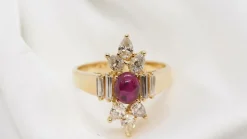 Bague fleur or jaune, cabochon de rubis et diamants