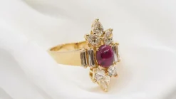 Bague fleur or jaune, cabochon de rubis et diamants