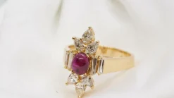 Bague fleur or jaune, cabochon de rubis et diamants
